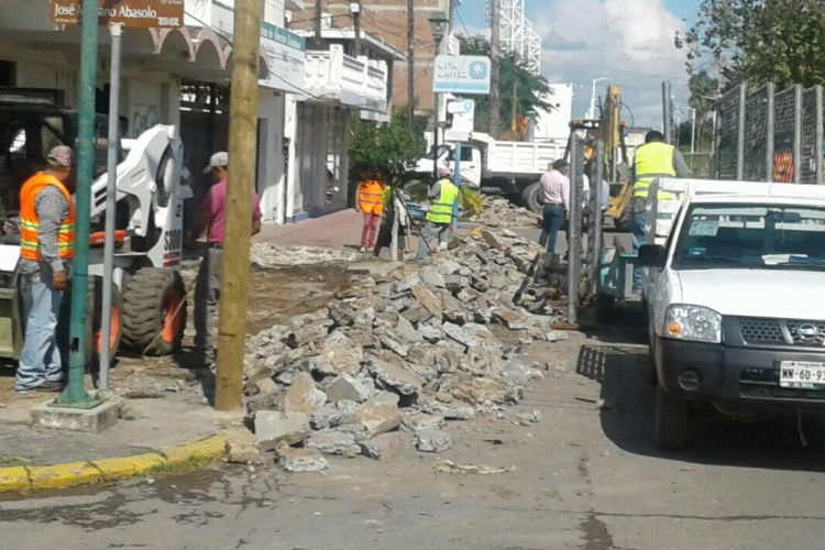 Inicia remodelación del 17 con protestas de vecinos