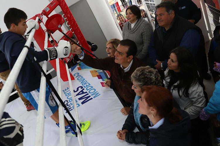 Entrega Enrique Rivas gimnasio de box a vecinos de El Progreso
