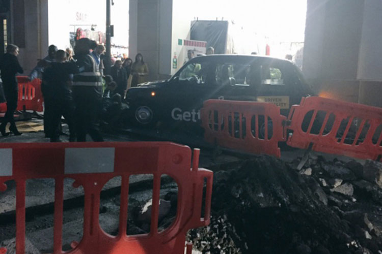 Taxi embiste a peatones en Londres; descartan terrorismo
