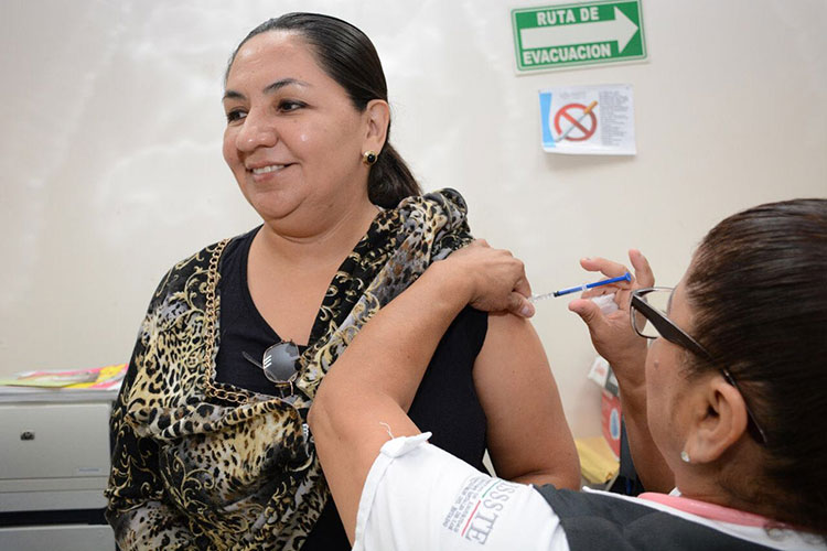 Intensifica ISSSTE vacunación contra enfermedad invernal