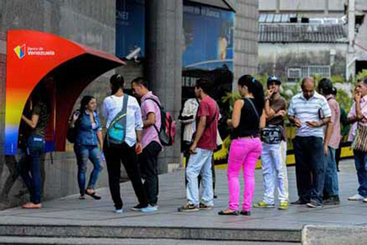 Venezuela maniobra para eludir la presión financiera