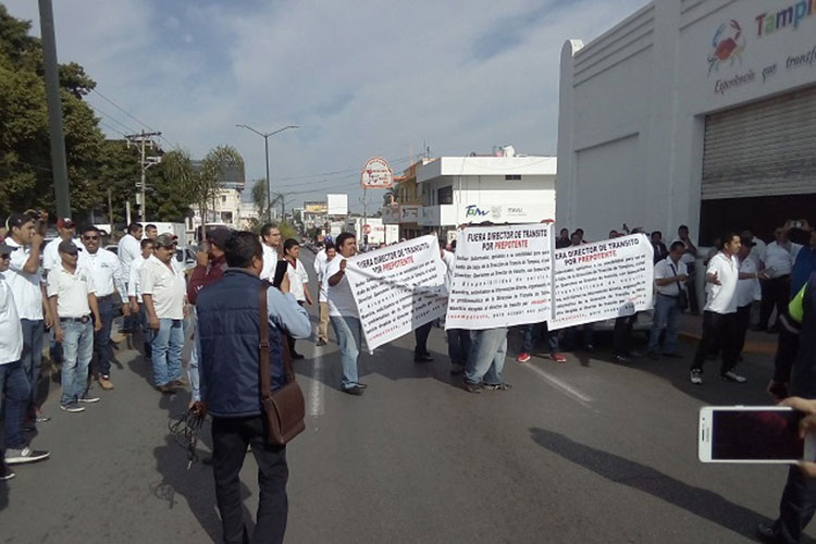 Chóferes del transporte público se manifiestan en Tampico