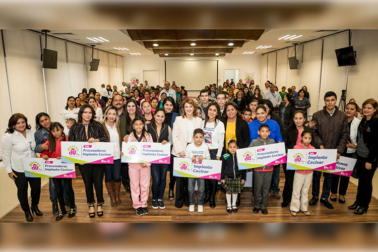 Mariana Gómez entrega apoyos auditivos a menores vulnerables