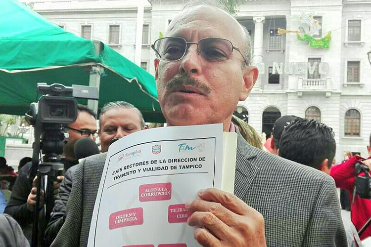 Acuerda con choferes y se le revelan a Director de Tránsito