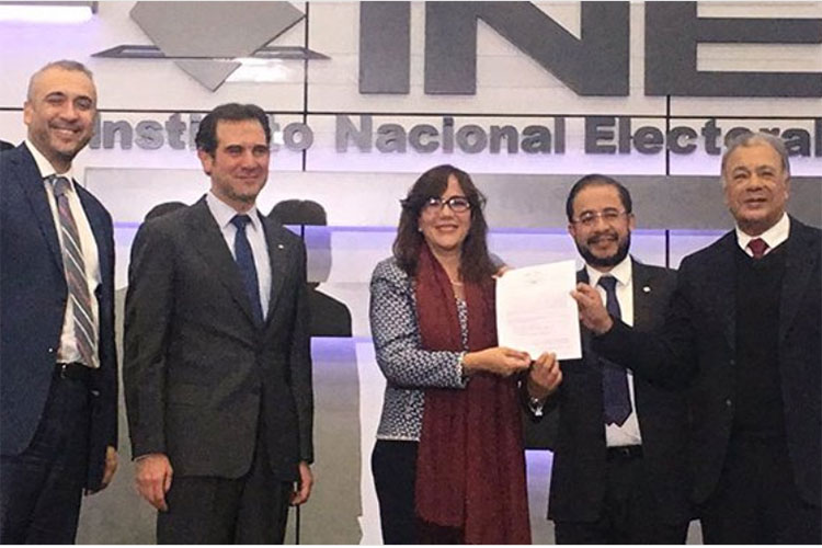 Entre protestas, Morena, PT y PES registran coalición ante el INE