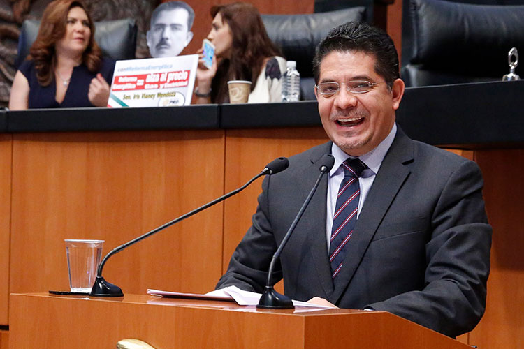 Barrales y Salazar piden licencia al Senado por comicios de 2018
