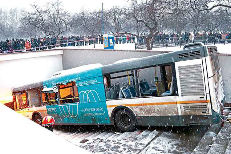 Autobús embiste a una multitud en Rusia