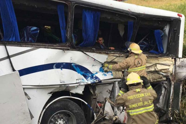 Choque de tren y autobús deja dos muertos y 43 heridos en El Salto, Jalisco