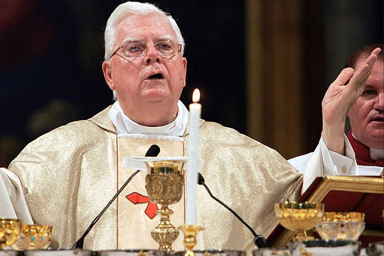 Muere el cardenal Bernard Law; dencubrió un caso de pederastia