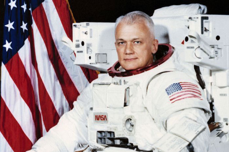 Muere el primer astronauta que flotó libremente en el espacio
