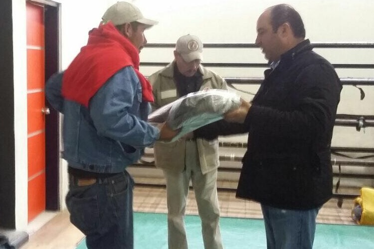 Entrega Carlos García apoyos a familia en albergue municipal