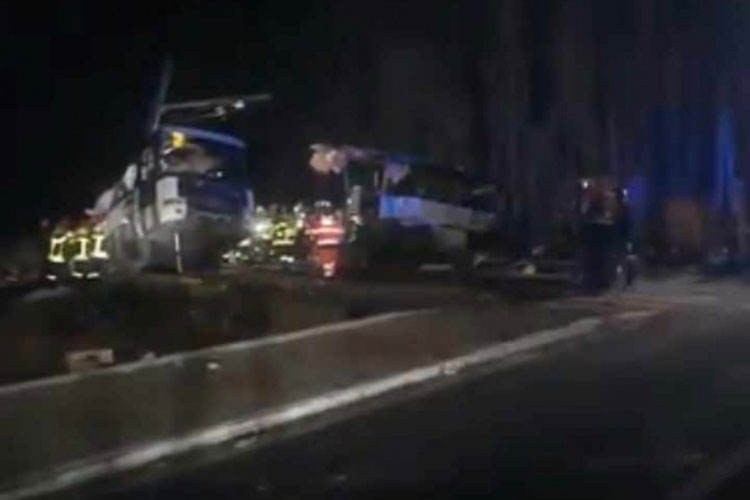 Choque de autobús escolar en Francia; Suman 5 muertos