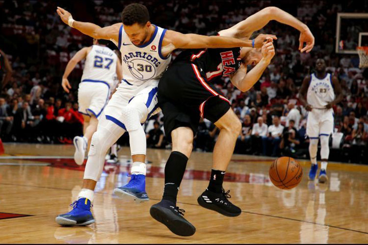 Curry anota 30 puntos y Warriors aplastan a Heat