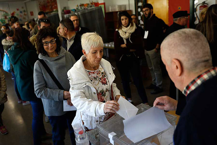 Reportan baja participación en elecciones autonómicas de Cataluña