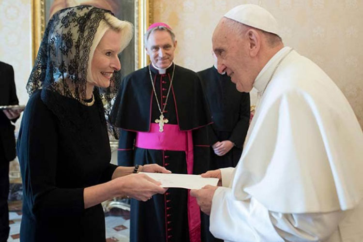 Nueva embajadora de EU ante el Vaticano presenta credenciales al Papa