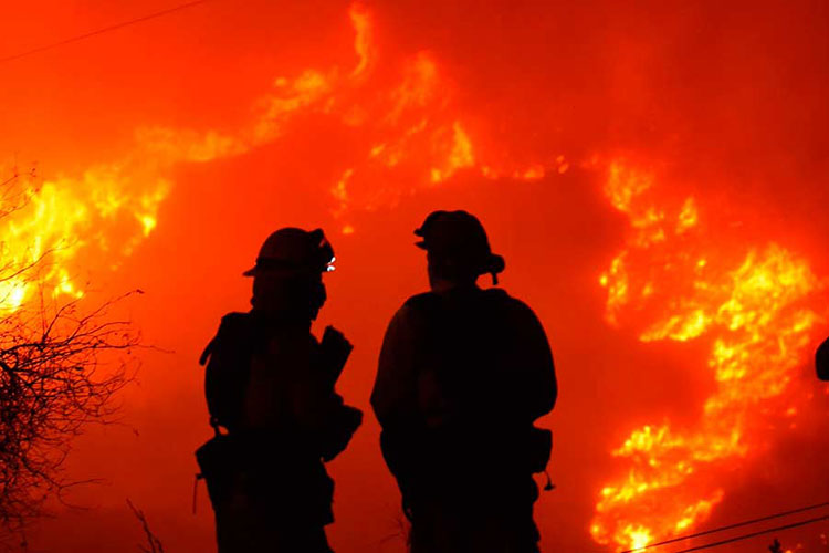 Incendios en California siguen fuera de control, con 100 mil evacuados