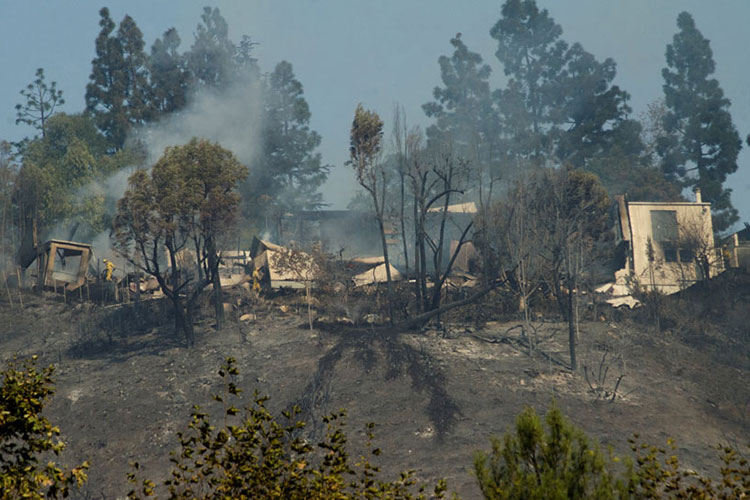 Las llamas alcanzan a millonarias mansiones de Bel Air