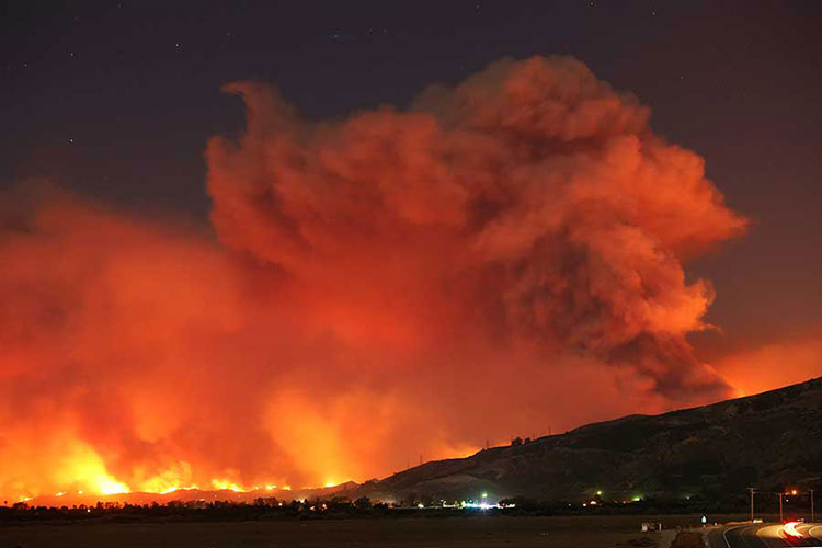 Incendio en California deja al menos un muerto y miles de evacuados