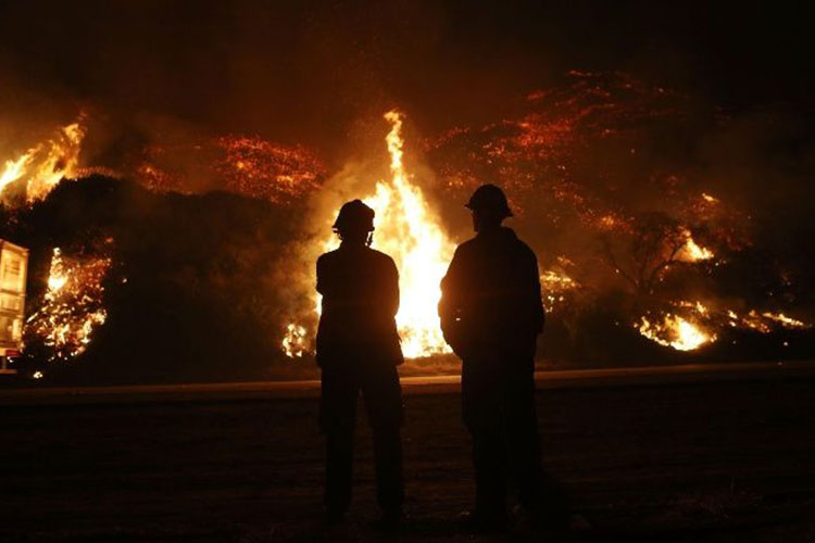 Vientos en incendios en California alcanzan niveles inéditos