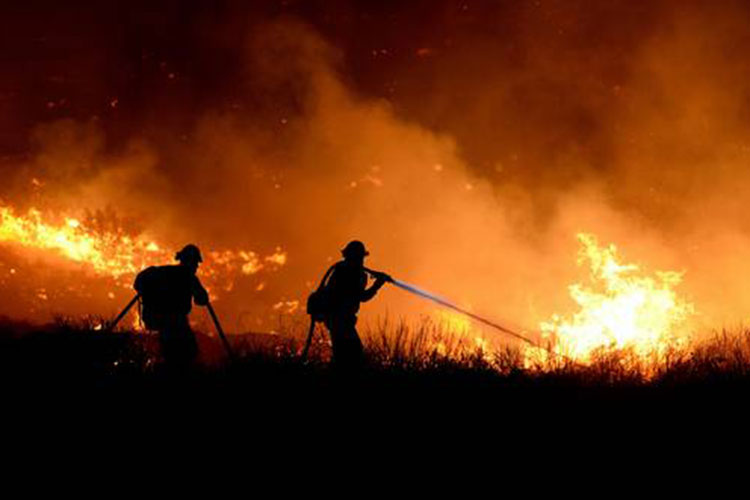 Fuertes vientos avivan desastre en California
