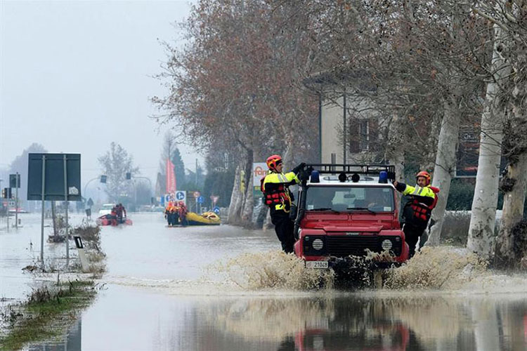 Desalojan a miles por inundaciones en Italia