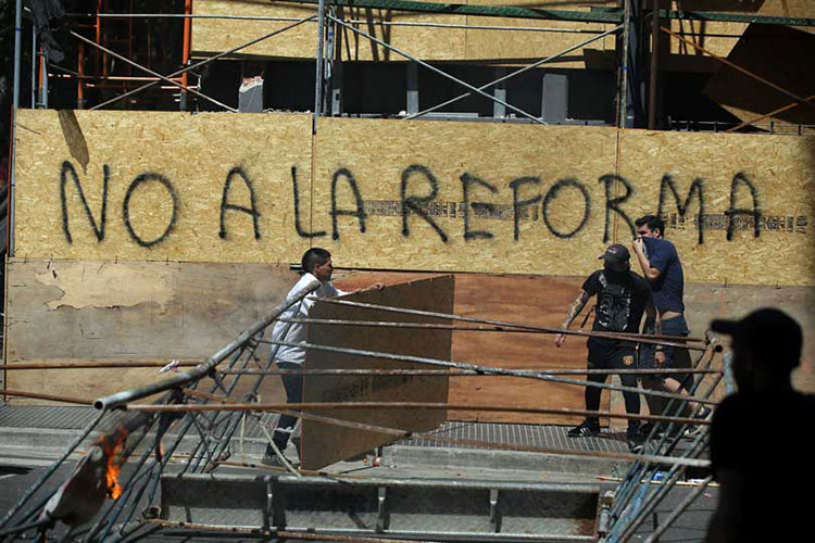 Aplaza Argentina votación de reforma jubilatoria por protestas