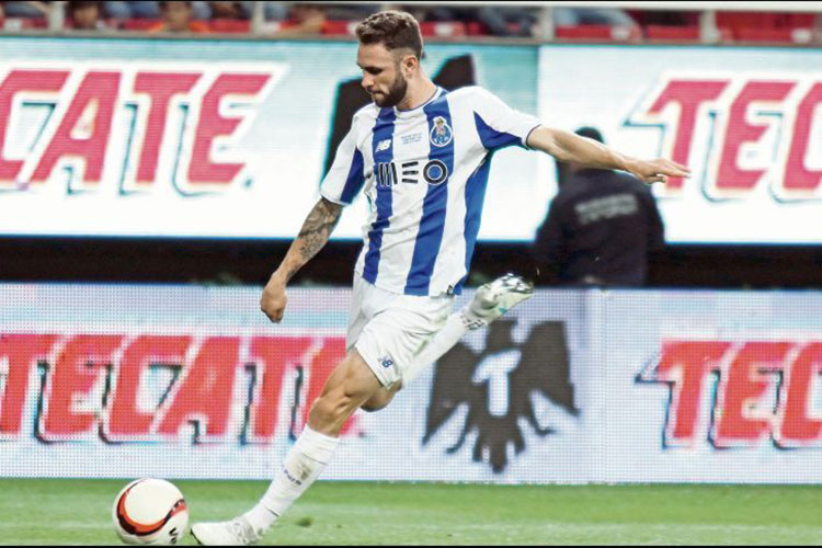 Cruz Azul y América estarían tras Layún