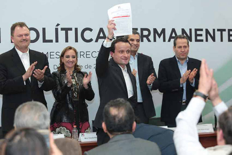 Arriola entrega al PRI solicitud de precandidatura a la CDMX