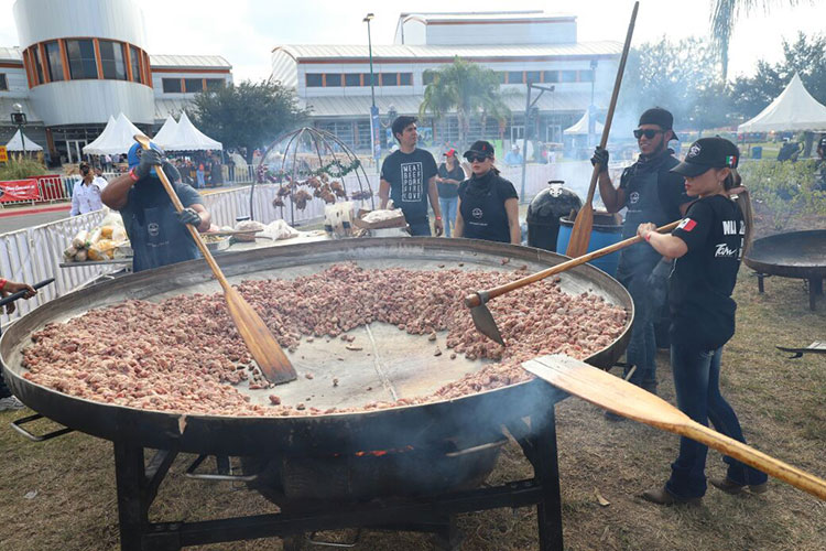 Más de 25 mil personas disfrutaron del humeante olor a carne asada
