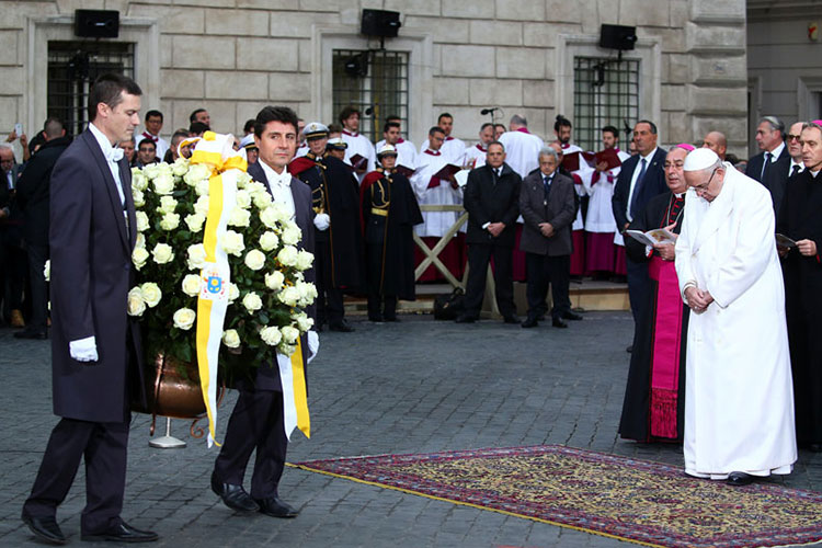 Pide Papa ‘anticuerpos’ contra la indiferencia