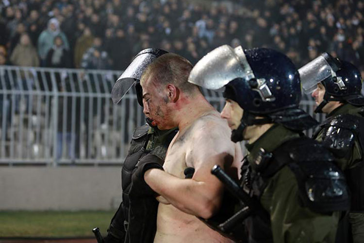 Pelea entre aficionados deja 26 detenidos