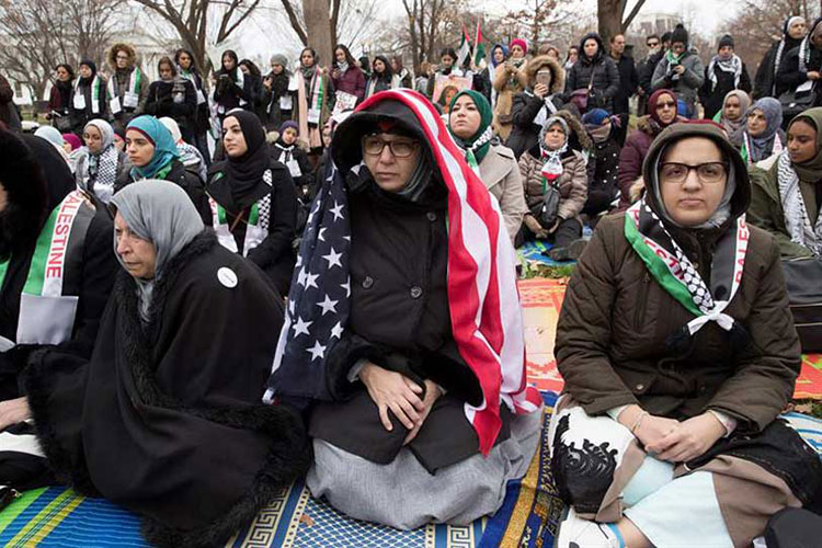Protestan musulmanes frente a la Casa Blanca