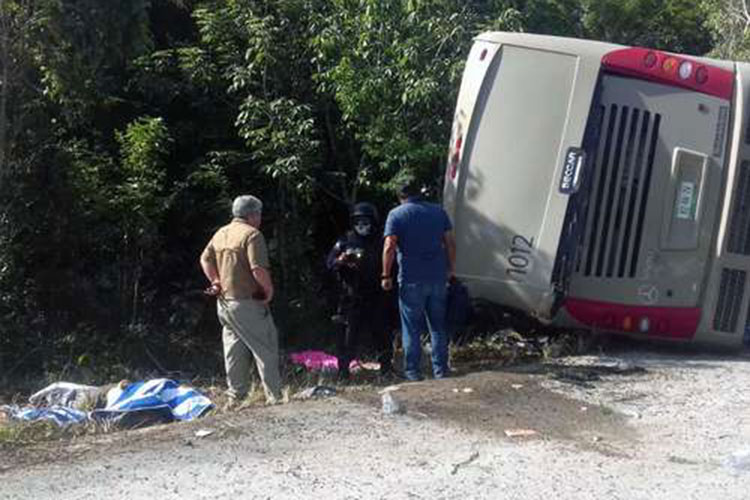 Vuelca autobús turístico en QR; mueren 12