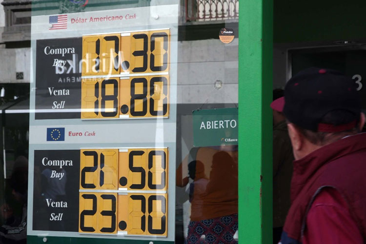 Peso errático; avanza el dólar