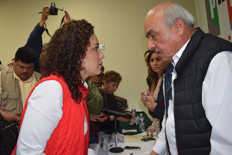En desorden y empujones se registran priistas