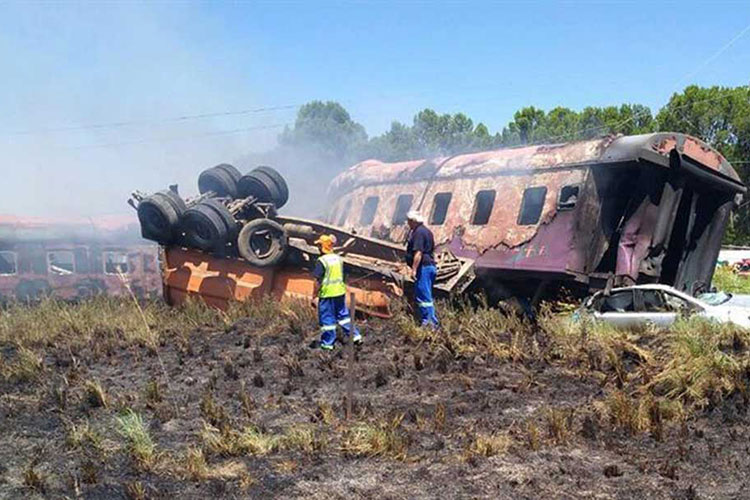 Accidente de tren en Sudáfrica deja al menos 12 muertos