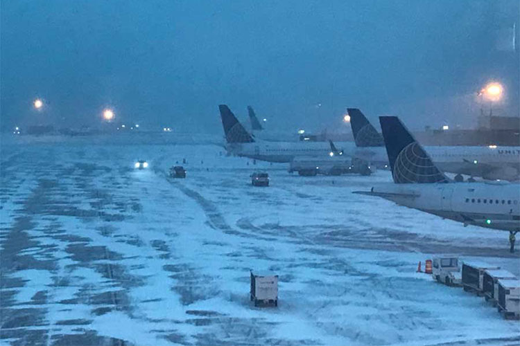 Cierran aeropuertos de NY por tormenta de nieve
