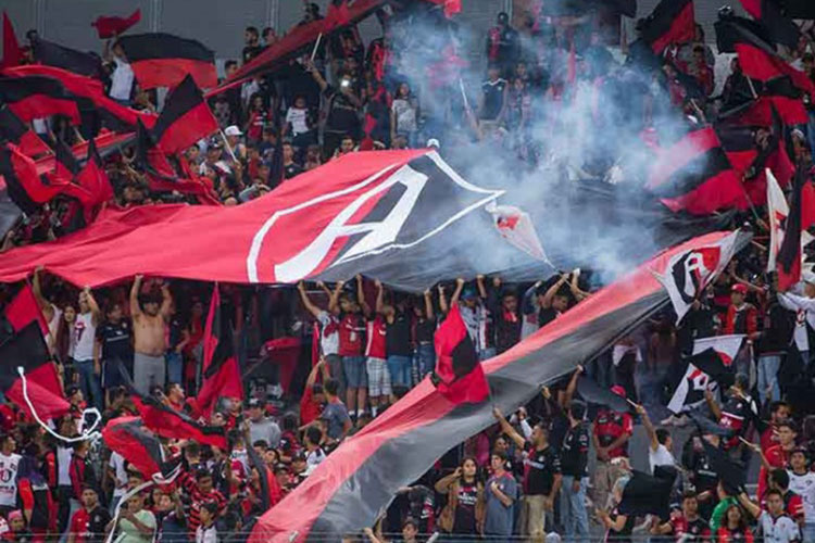 Difícil misión de los rojinegros