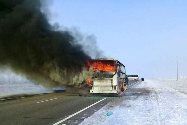 Mueren 52 personas tras incendiarse un autobús en Kazajistán