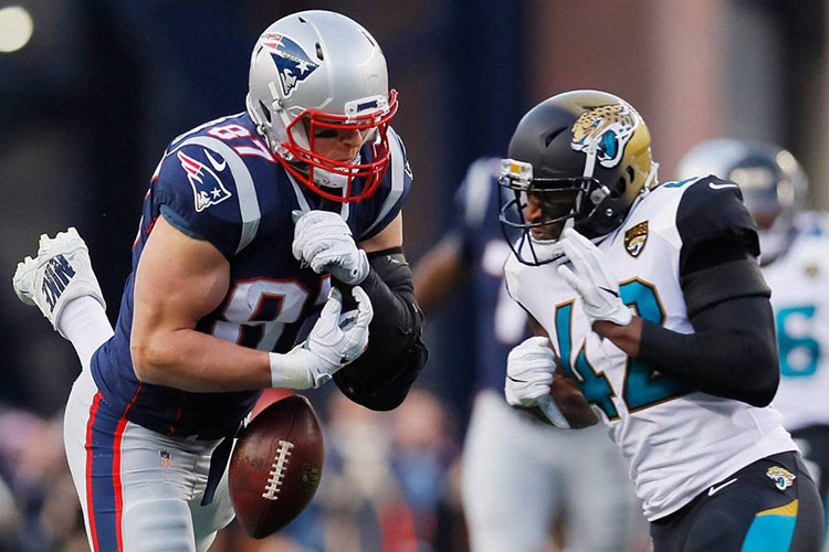 Barry Church es multado por golpe a Rob Gronkwoski