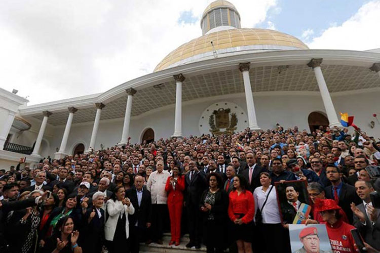 Constituyente venezolana da sorpresa y adelanta elección presidencial