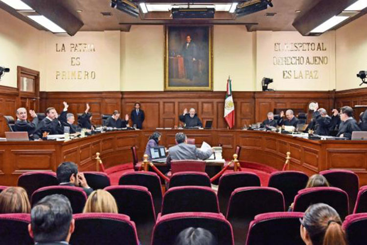 Corte debate réplica a medios