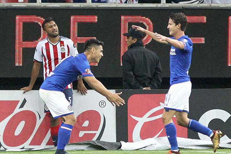 Cruz Azul le pega a Chivas