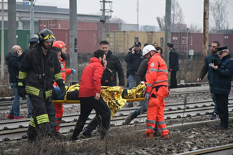 Se descarrila tren en Milán; reportan 3 muertos