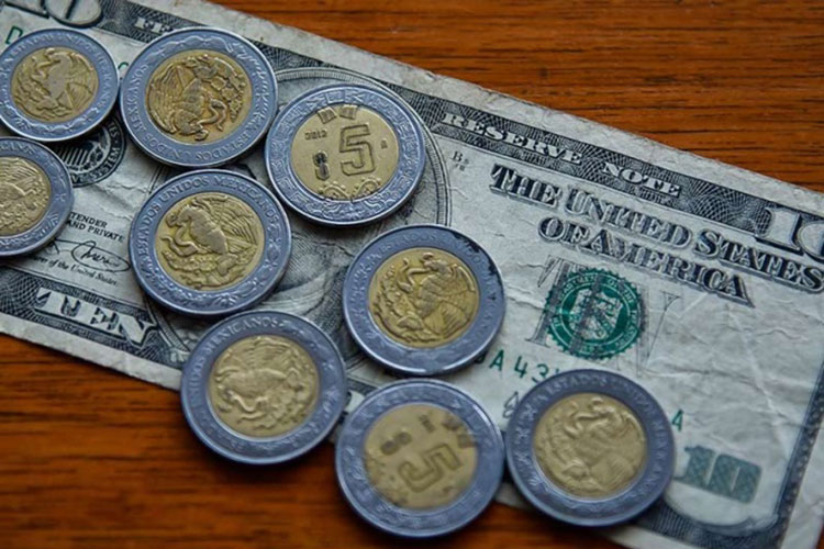 Por la mañana, en $18.10 el dólar en casas de cambio del AICM