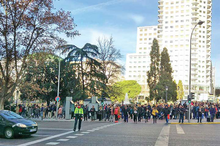 Miles hacen fila por empleo en un hotel de España