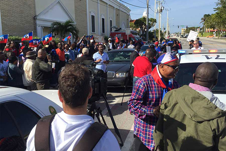 Cientos de haitianos persiguen a Trump y le exigen disculpas