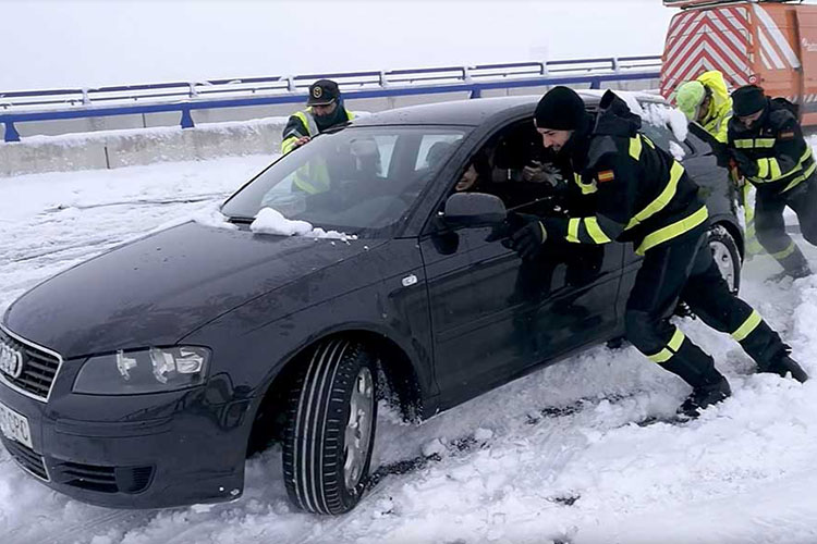 Liberan a miles de automovilistas atrapados en carretera de España