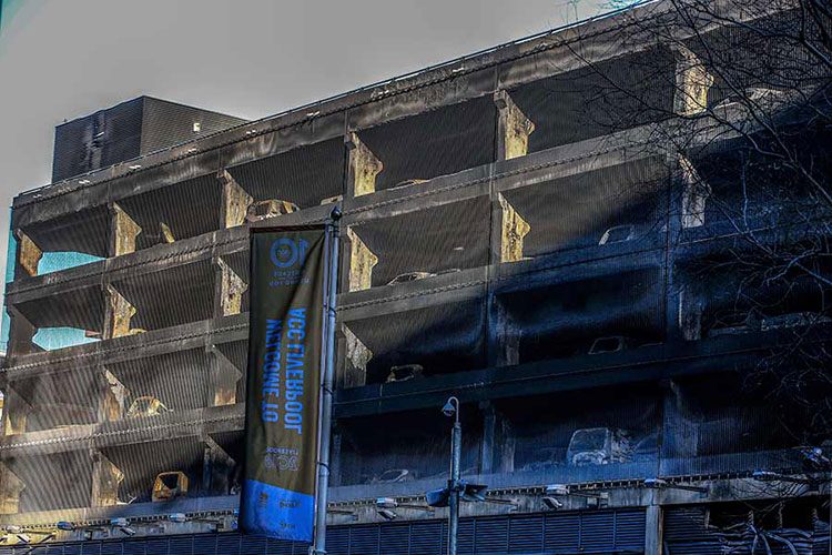 Incendio en estacionamiento destruye mil 400 autos en Inglaterra