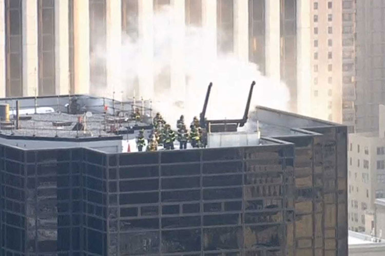 Sofocan bomberos incendio en la Torre Trump, en NY